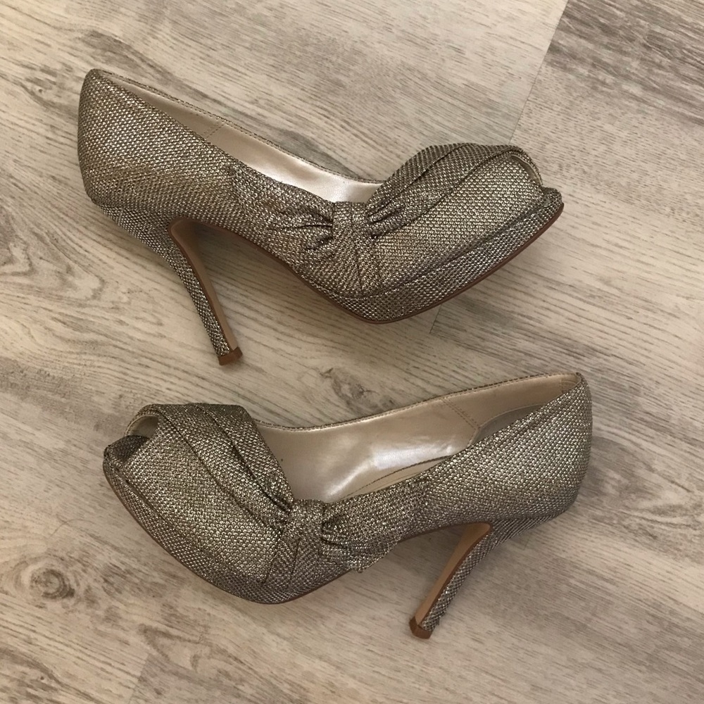 Caparros Glittery Silver Open Toe Platform Heels Gorgeous Size 7.5 EUC Holidays!